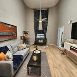 Modern Art House In Midtown, Pet Friendly