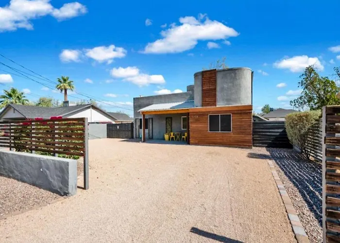 Modern Art House In Midtown, Pet Friendly