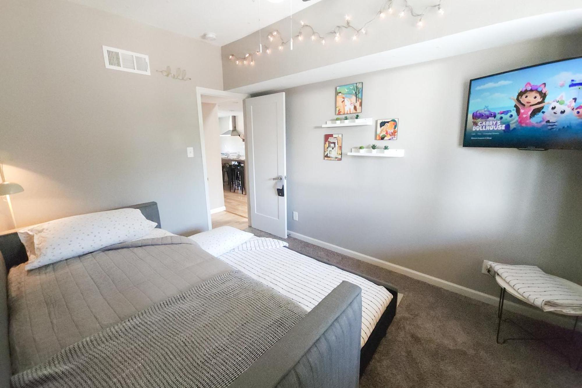 Modern Art House In Midtown, Pet Friendly *