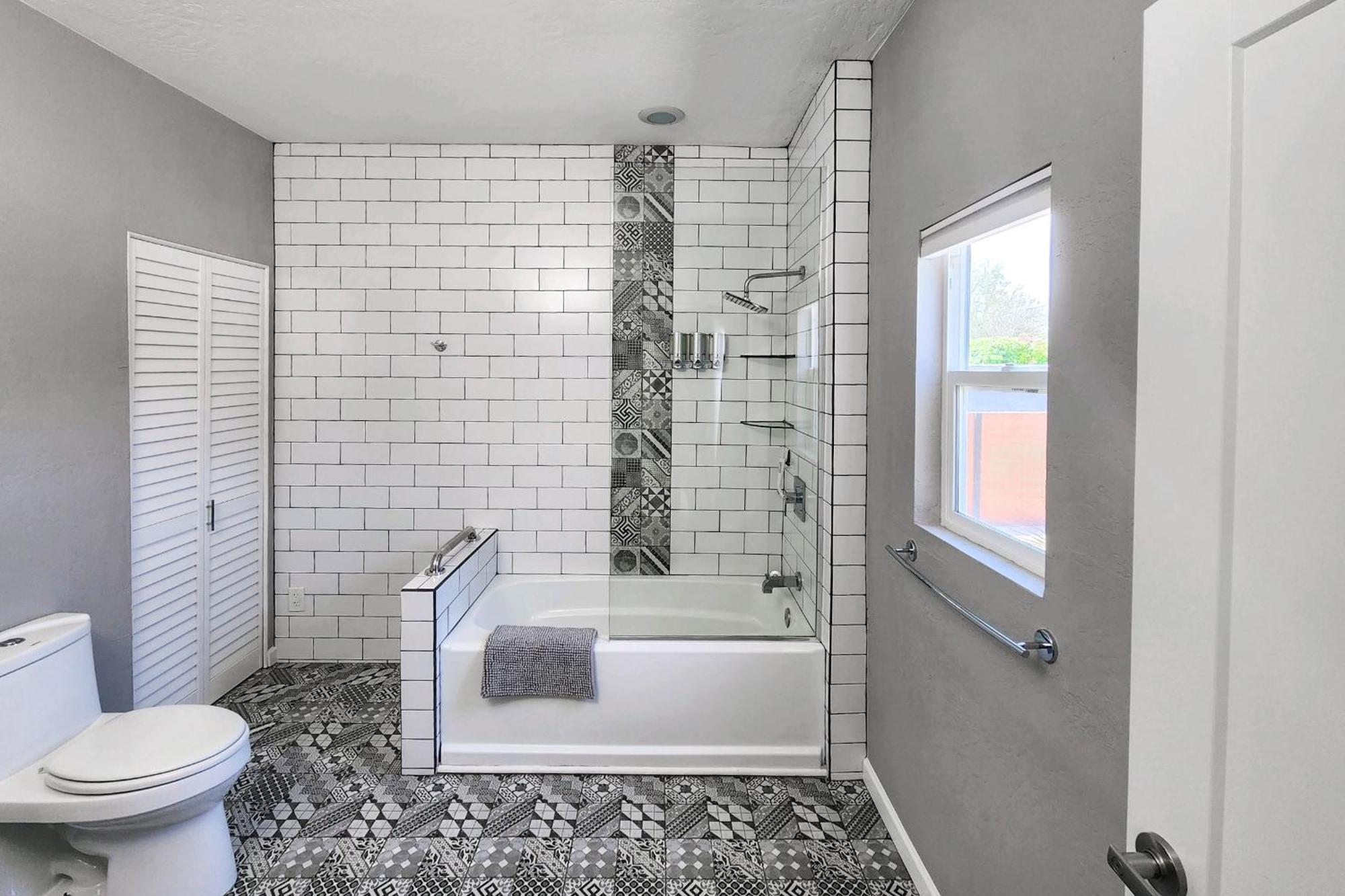 Modern Art House In Midtown, Pet Friendly Holiday home