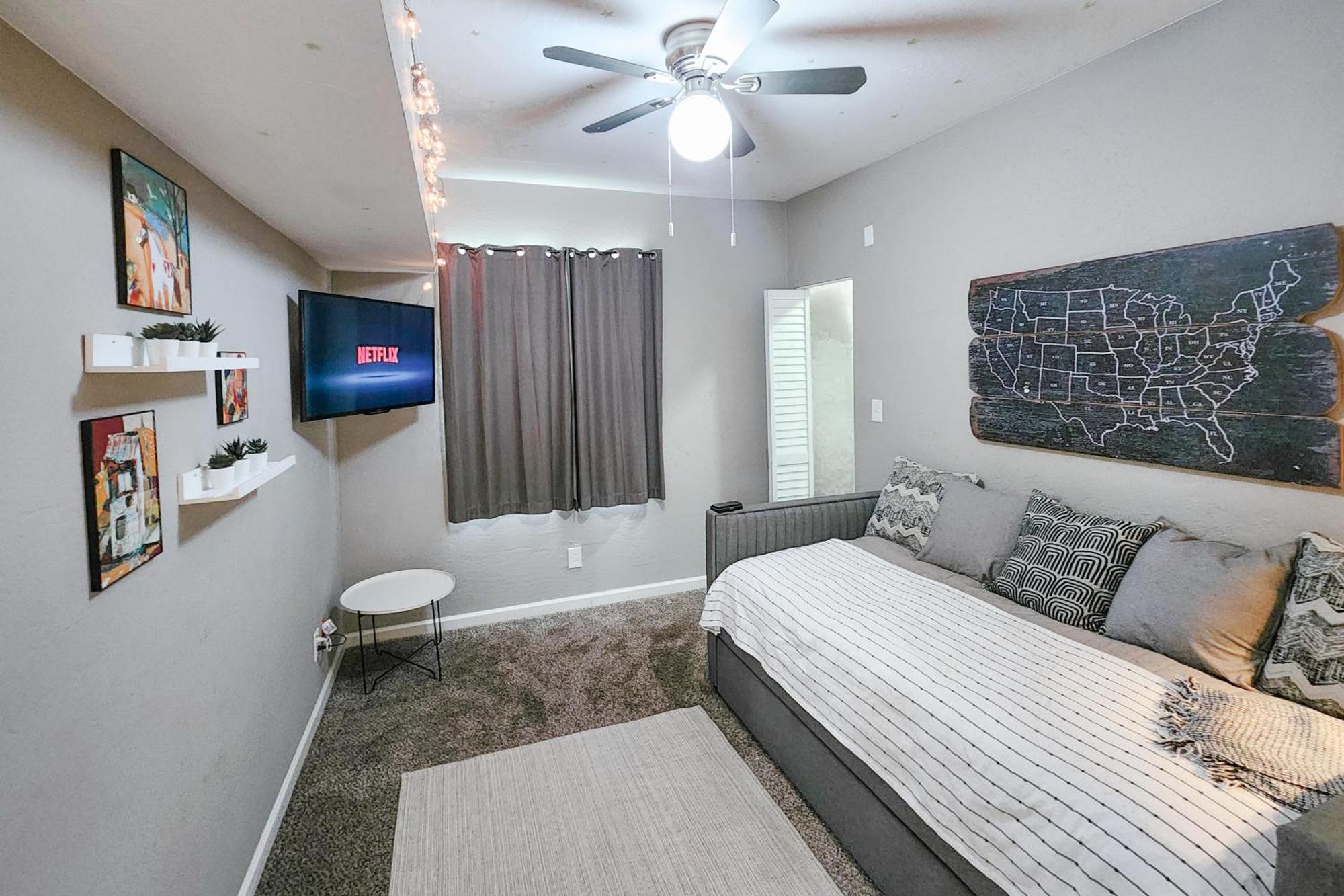 Holiday home Modern Art House In Midtown, Pet Friendly *