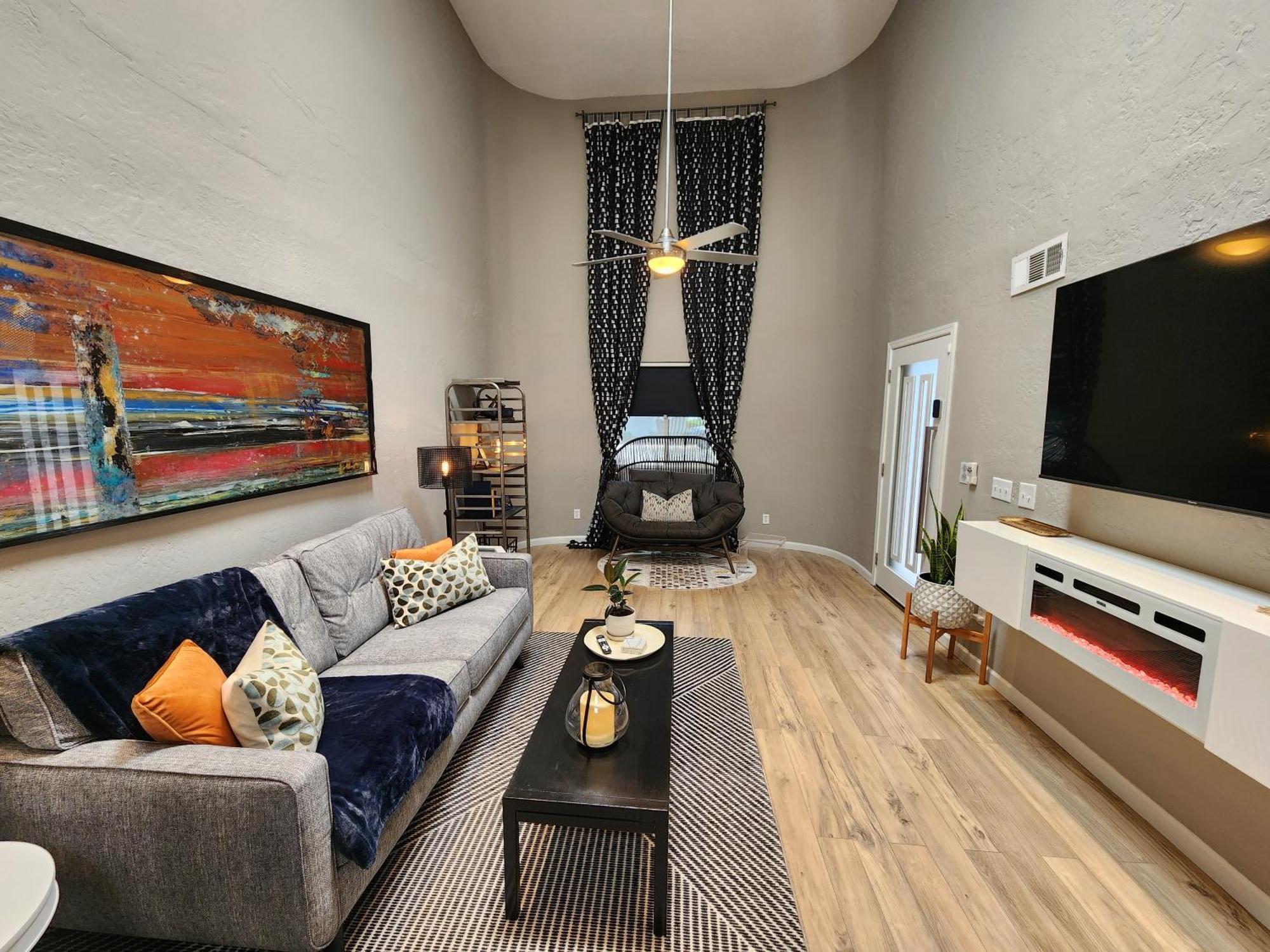 Holiday home Modern Art House In Midtown, Pet Friendly *