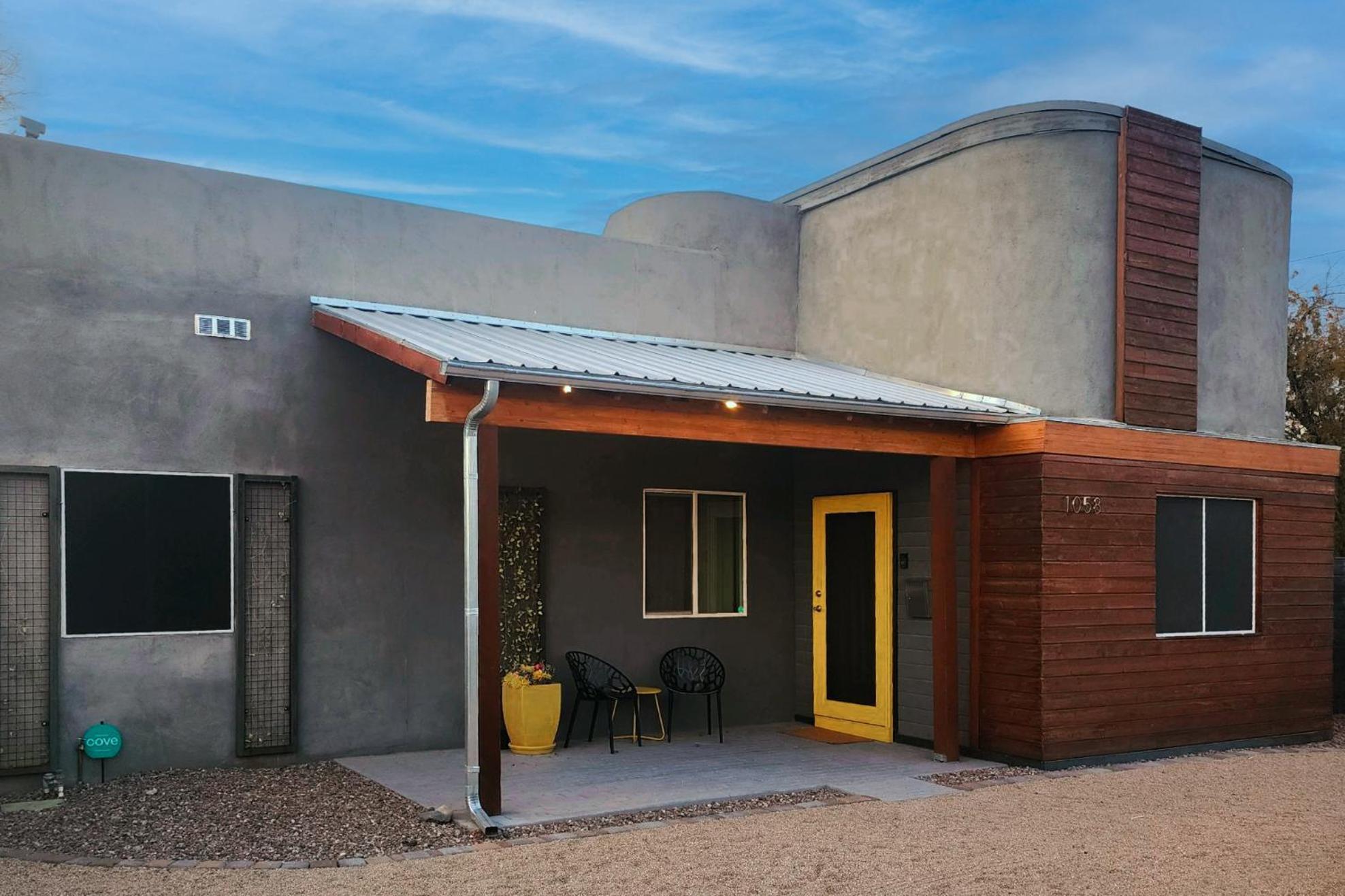 Modern Art House In Midtown, Pet Friendly Holiday home