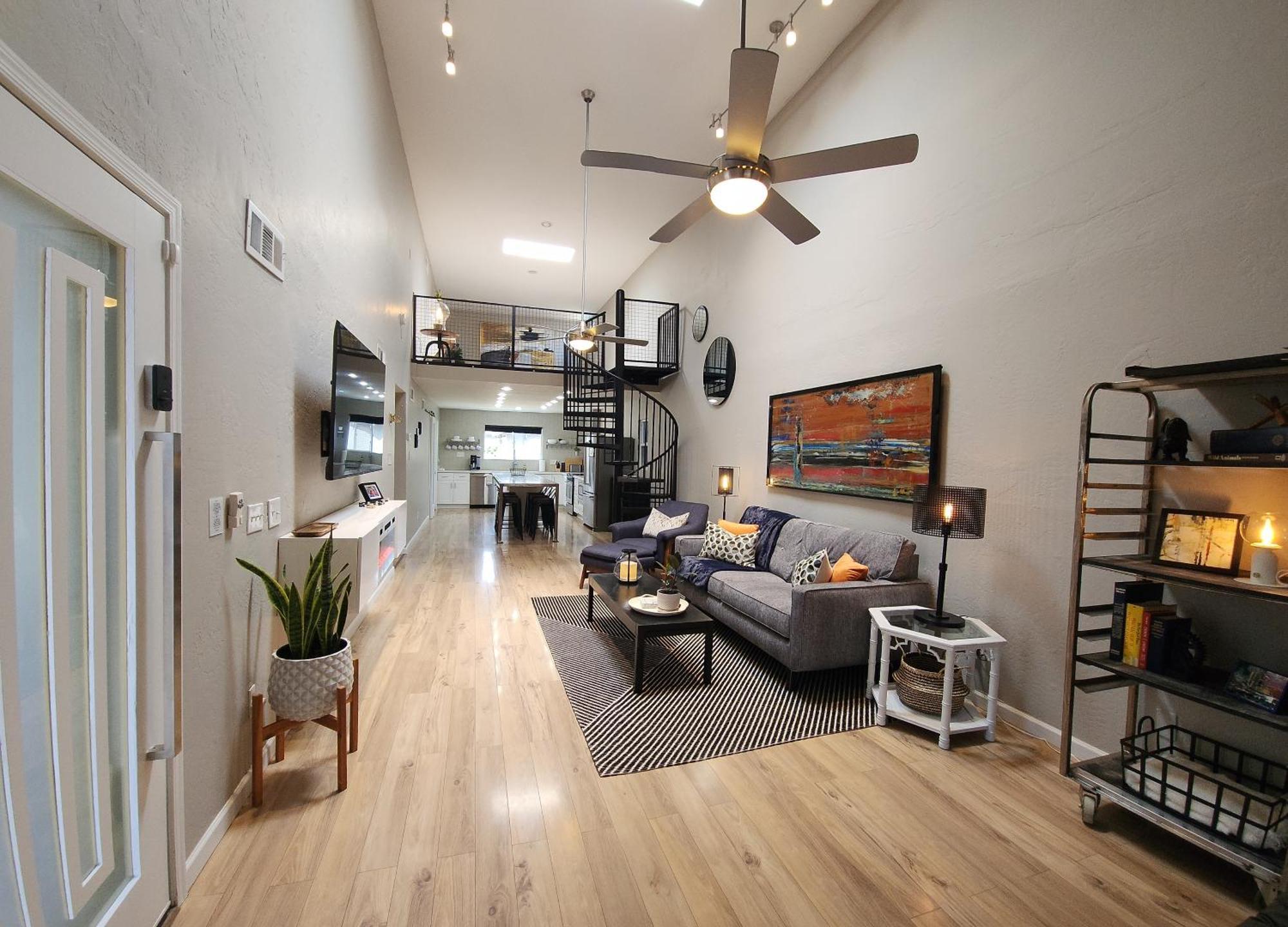 Modern Art House In Midtown, Pet Friendly Holiday home