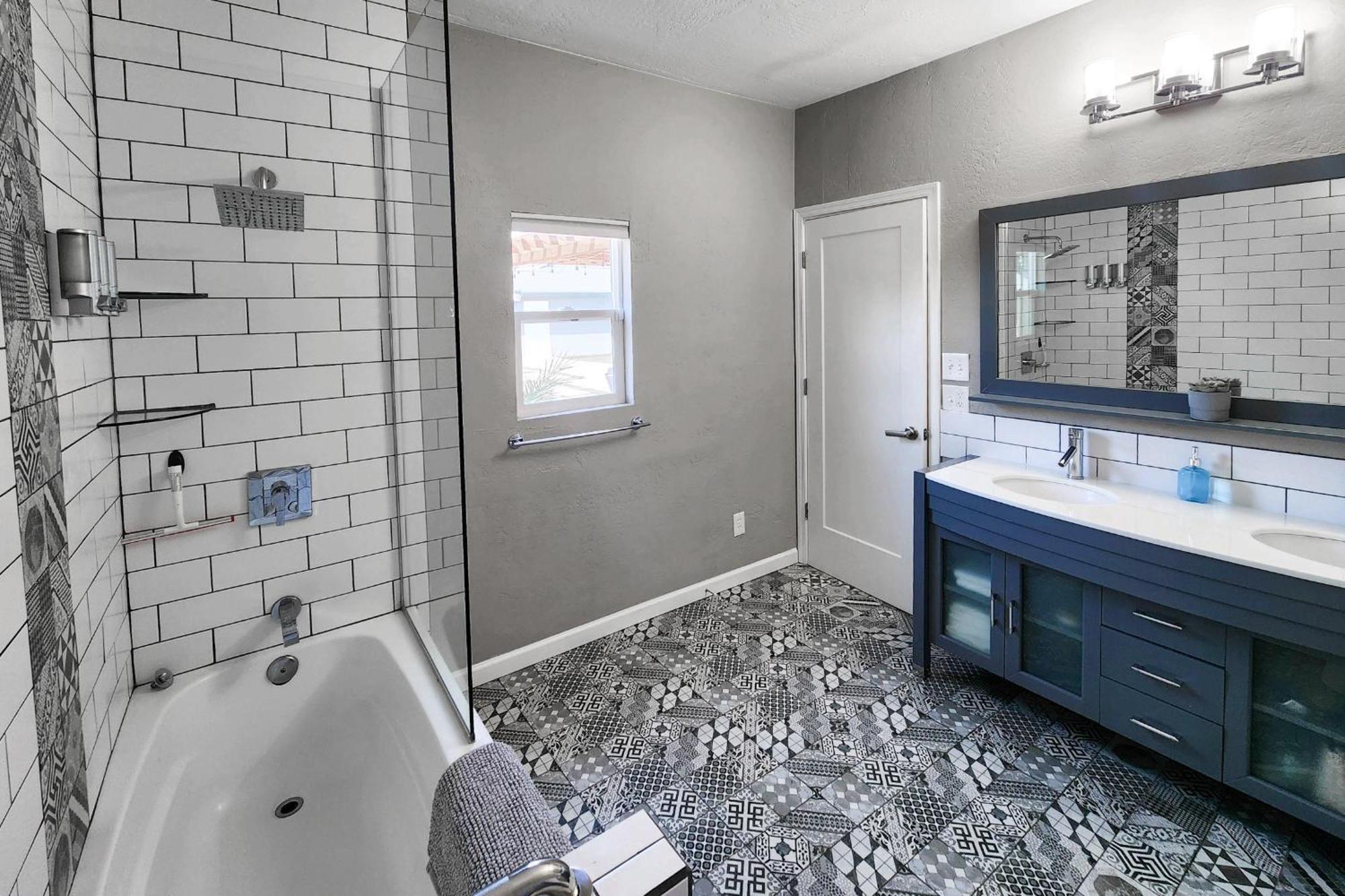Modern Art House In Midtown, Pet Friendly