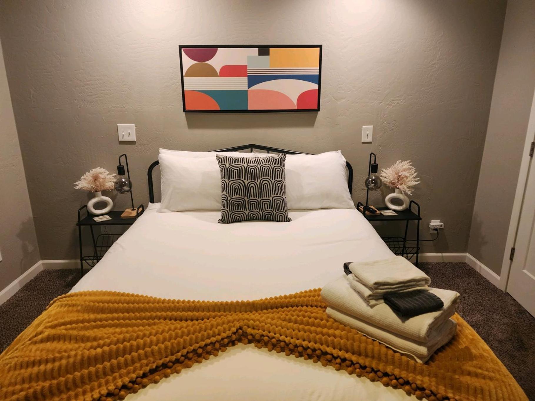 Modern Art House In Midtown, Pet Friendly Holiday home Phoenix