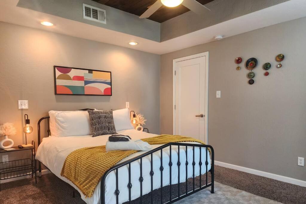 Modern Art House In Midtown, Pet Friendly Holiday home Phoenix