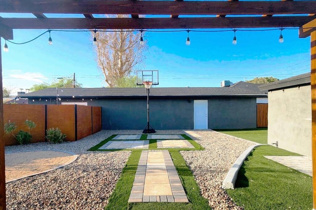 Modern Art House In Midtown, Pet Friendly